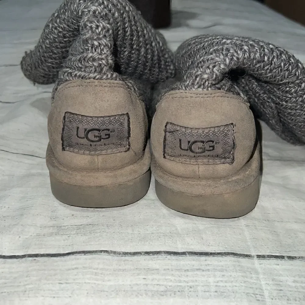 UGG Classic Cardy Gray Crochet Button Boots Sweater sz 2 Girls Kids